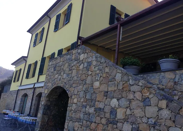 Arianna Hill House 3*